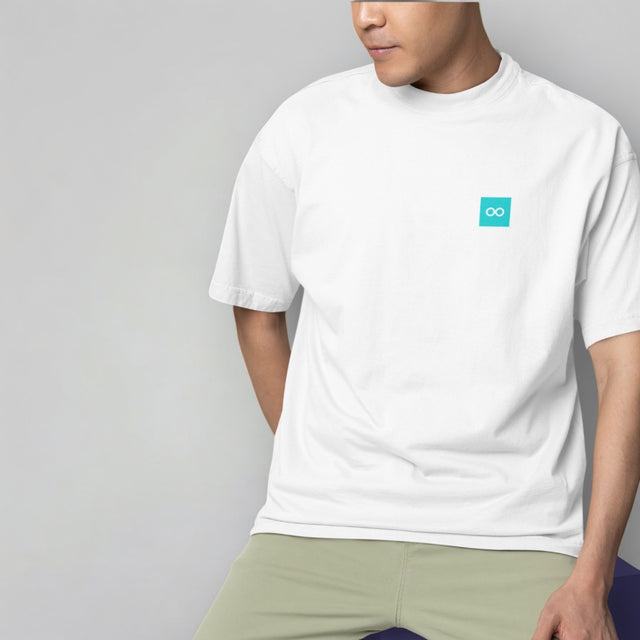 00010 Camiseta Oversize de Manga Corta Blanca con azul turquesa