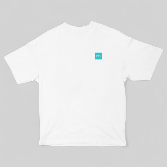 00010 Camiseta Oversize de Manga Corta Blanca con azul turquesa