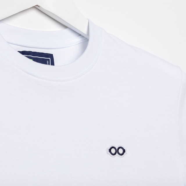 00017 Camiseta blanca con logo bordado