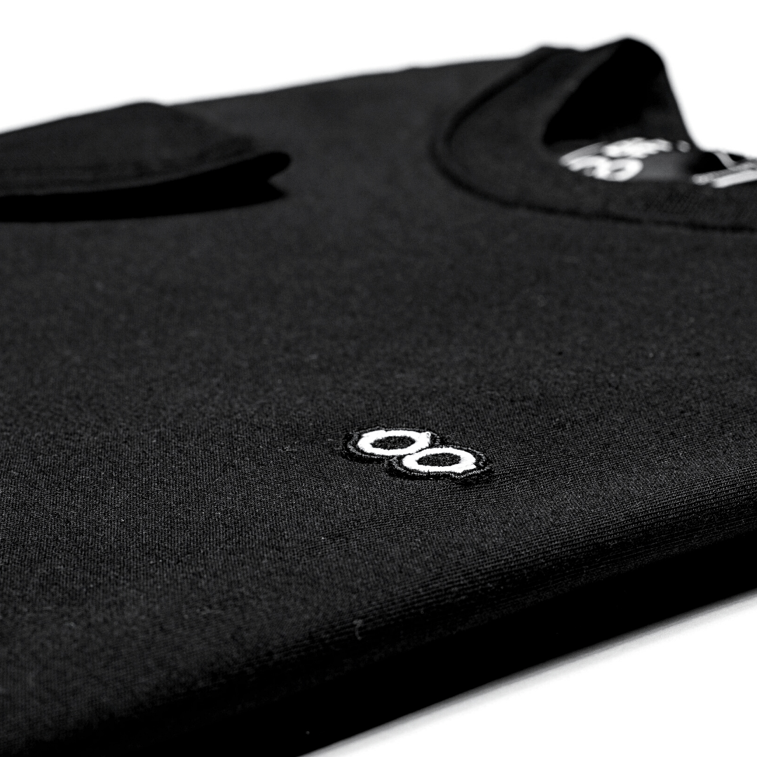 00016 Camiseta Become negra con logo