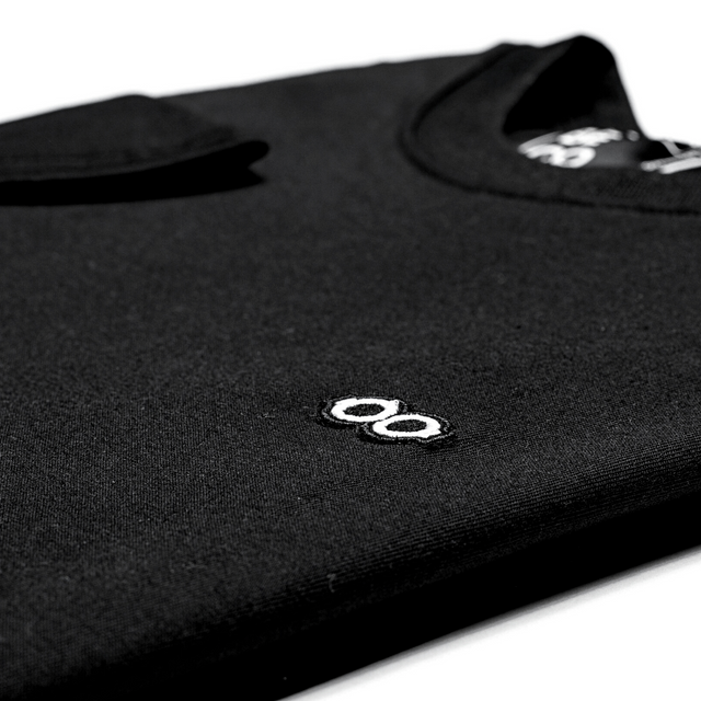 00016 Camiseta Become negra con logo