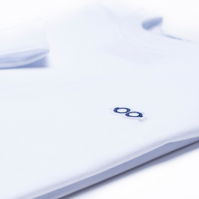 00017 Camiseta blanca con logo bordado