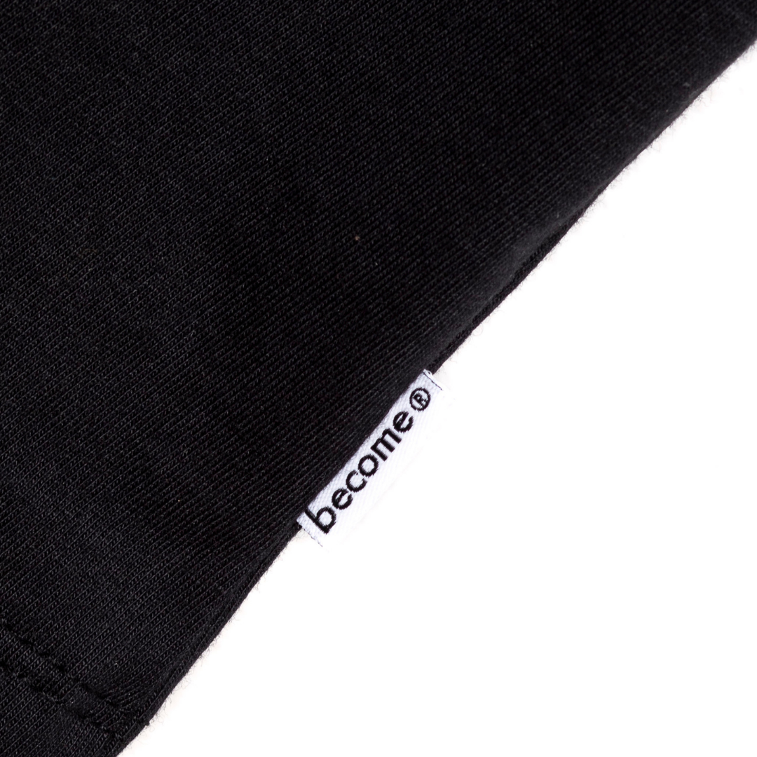 00016 Camiseta Become negra con logo