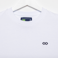 00017 Camiseta blanca con logo bordado