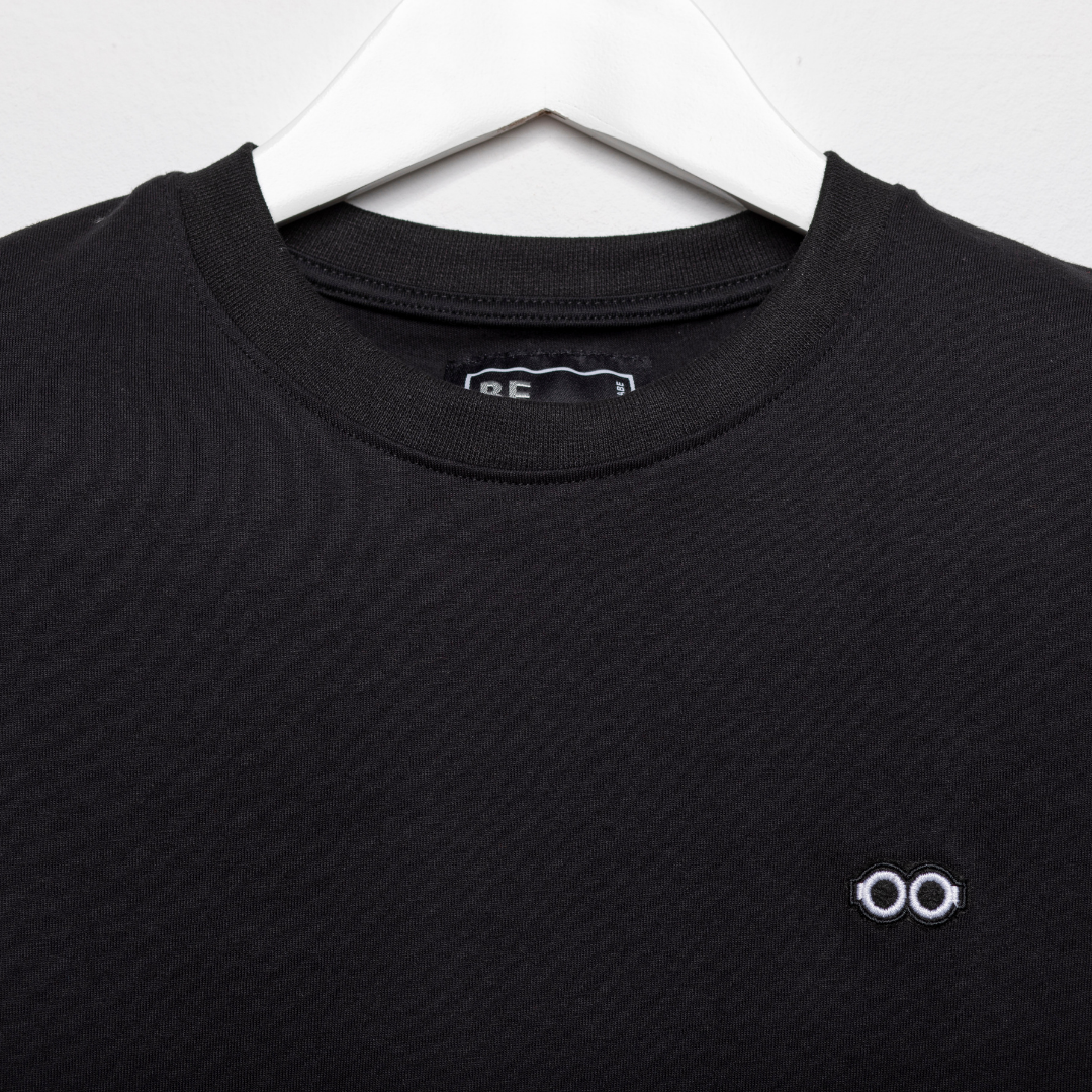 00016 Camiseta Become negra con logo