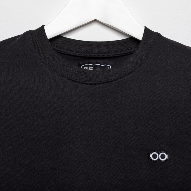 00016 Camiseta Become negra con logo