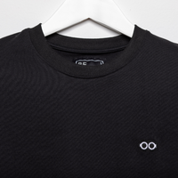 00016 Camiseta Become negra con logo