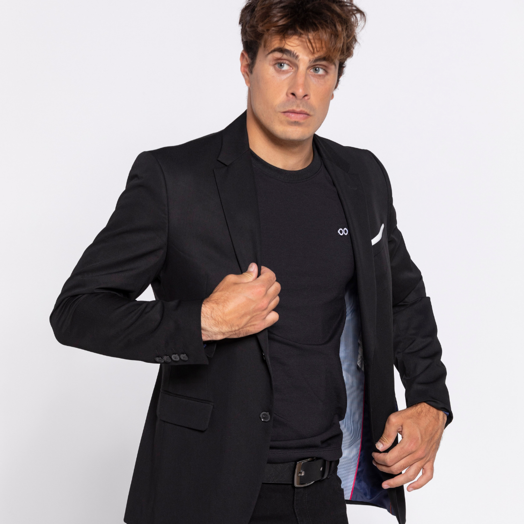 00016 Camiseta Become negra con logo