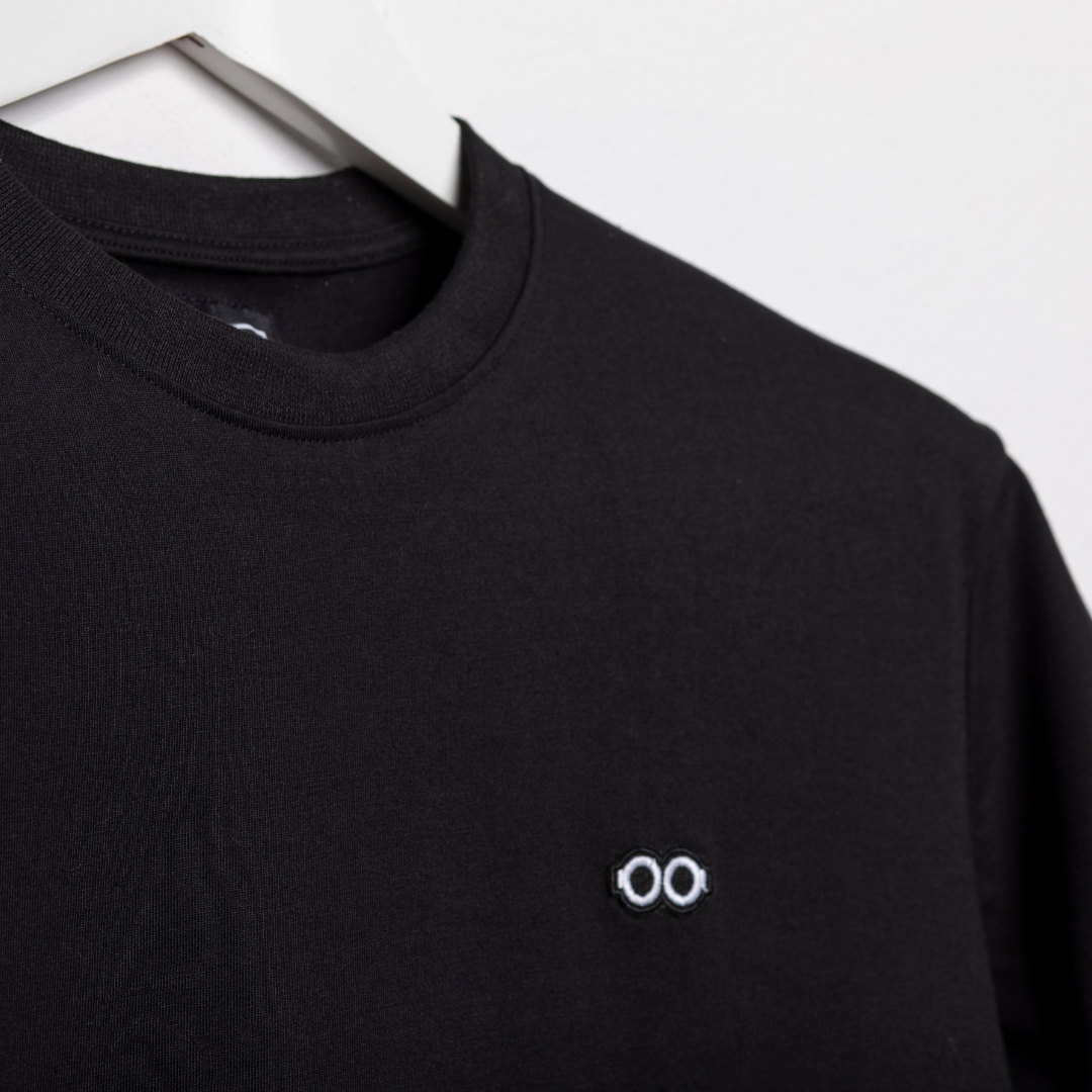 0042. Camiseta Become negra con logo