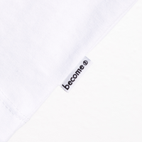 0043. Camiseta blanca con logo bordado