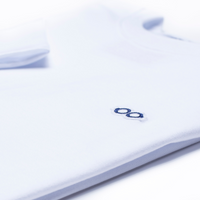 0043. Camiseta blanca con logo bordado